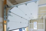 Comment choisir des portes de garage alliant sécurité, isolation et esthétique